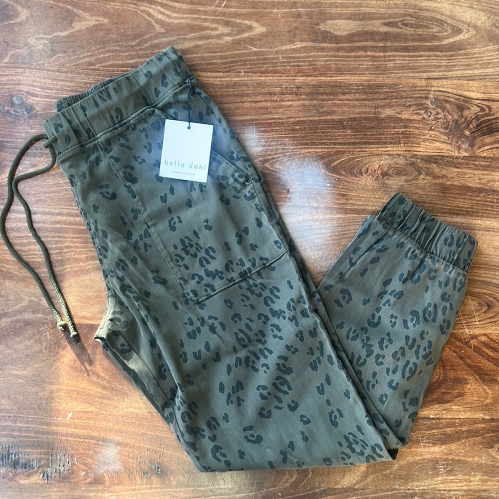 Bella Dahl Pacer Eco Jogger pants in olive
